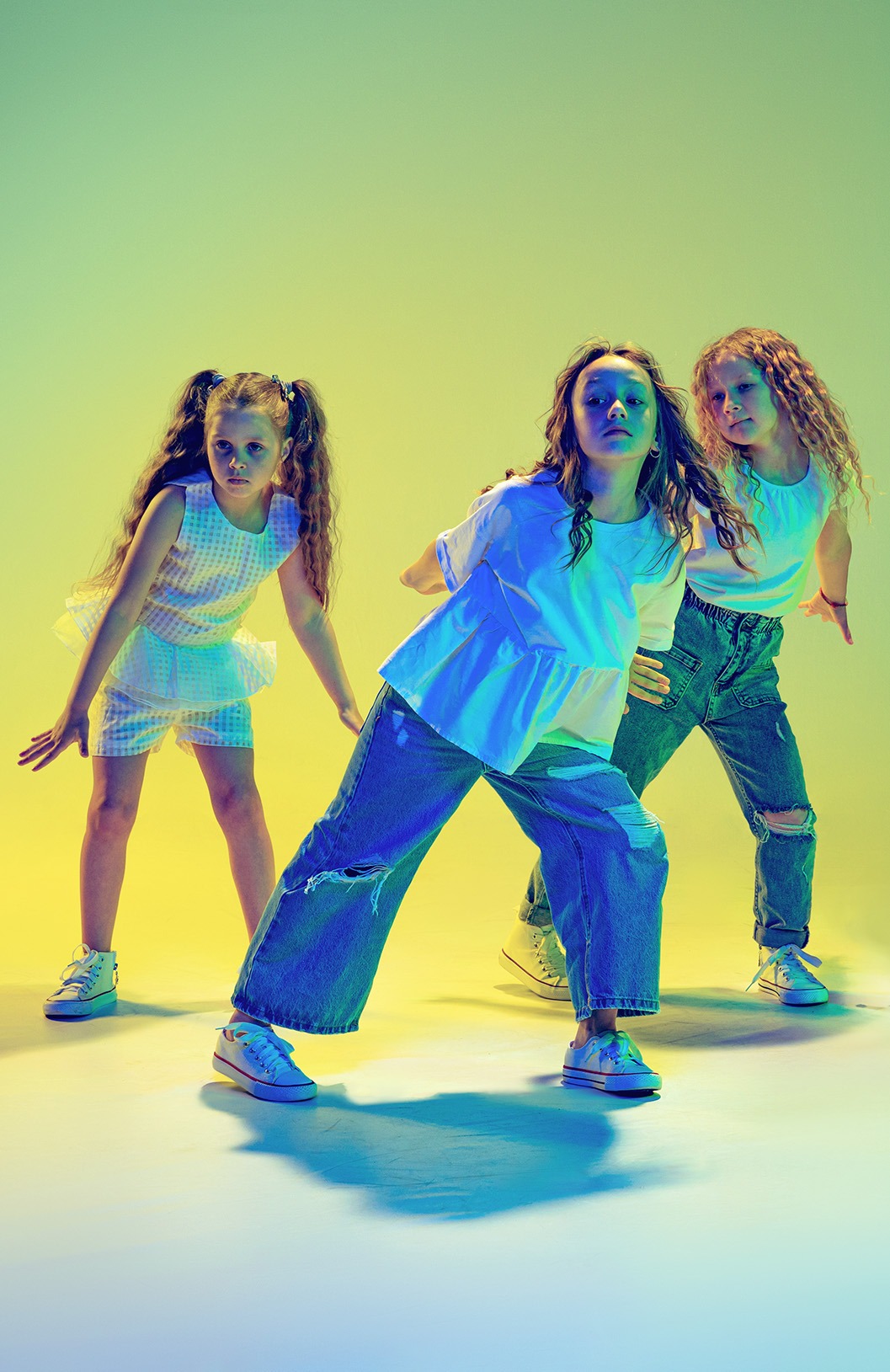 Kreative Projektarbeit mit groove2grow Drei Mädchen tanzen eine selbst erstellte Choreografie in coolem Licht – ein Beispiel für gelungene Projektarbeit.