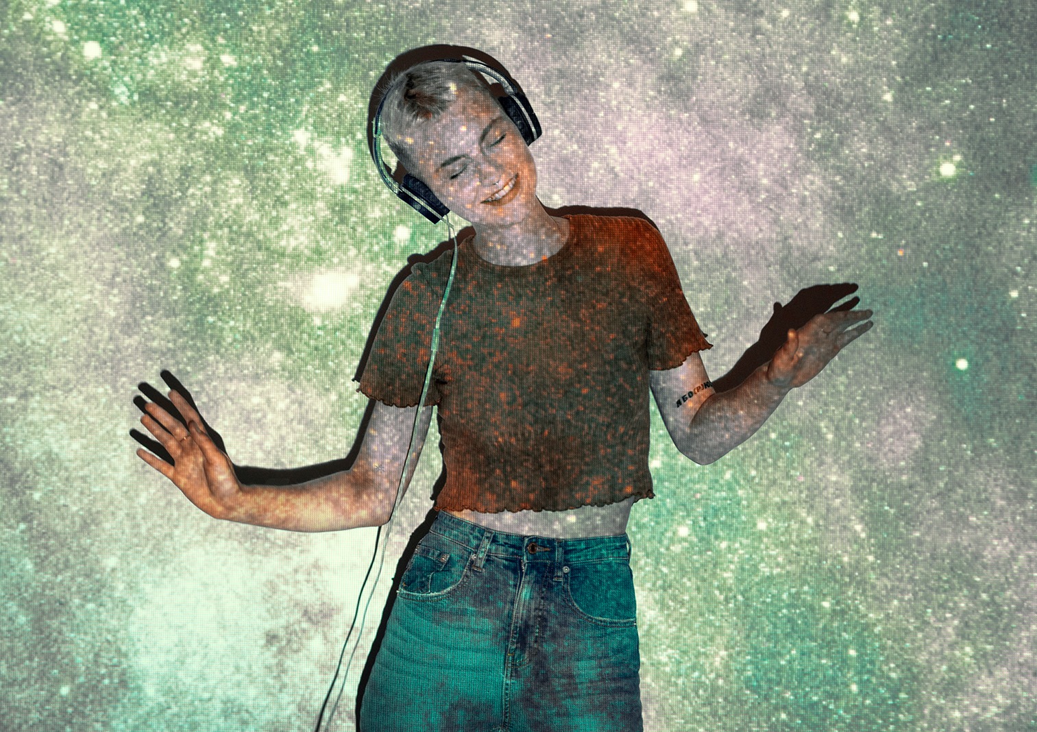 Eine junge Person tanzt glücklich mit Kopfhörern vor einer Projektion eines Sternenhimmels und erlebt Musik – symbolisch für die menschliche Bedeutung im Gegensatz zu KI-generierter Musik von groove2grow.