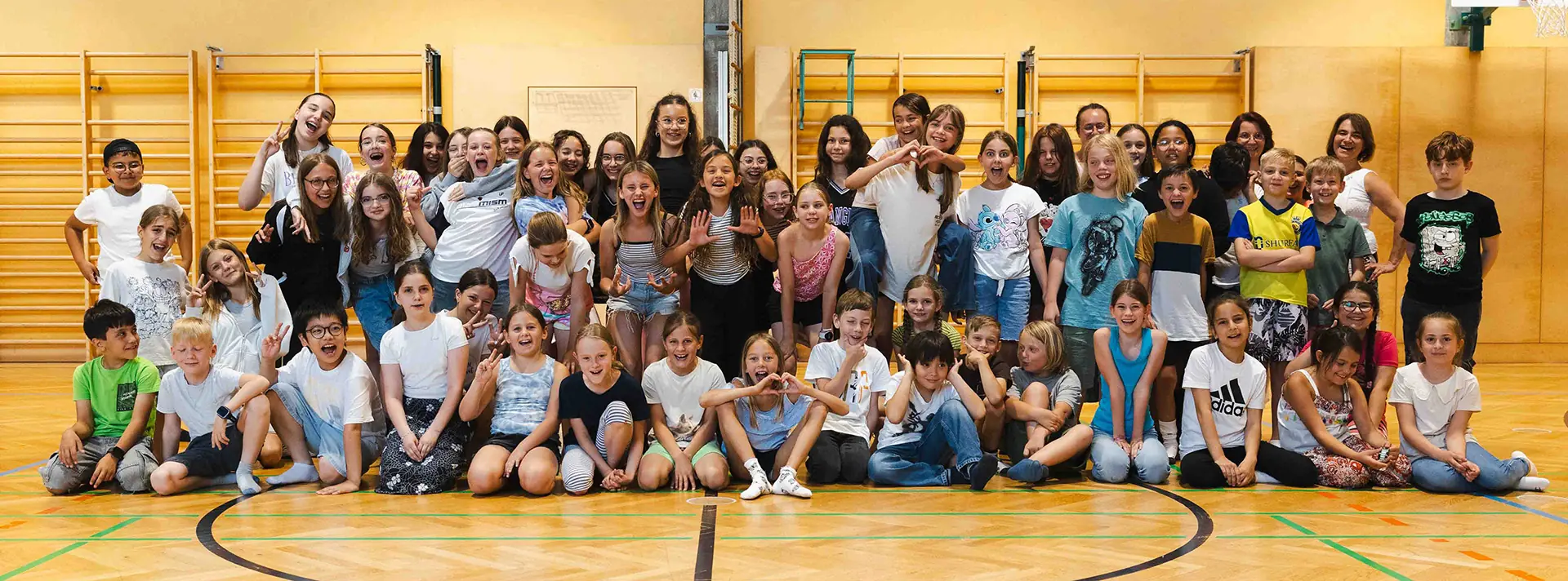 Schüler der Volksschule 3 Wels und des BG Dr. Schauerstraße feiern den Abschluss des groove2grow Tanzprojekts.