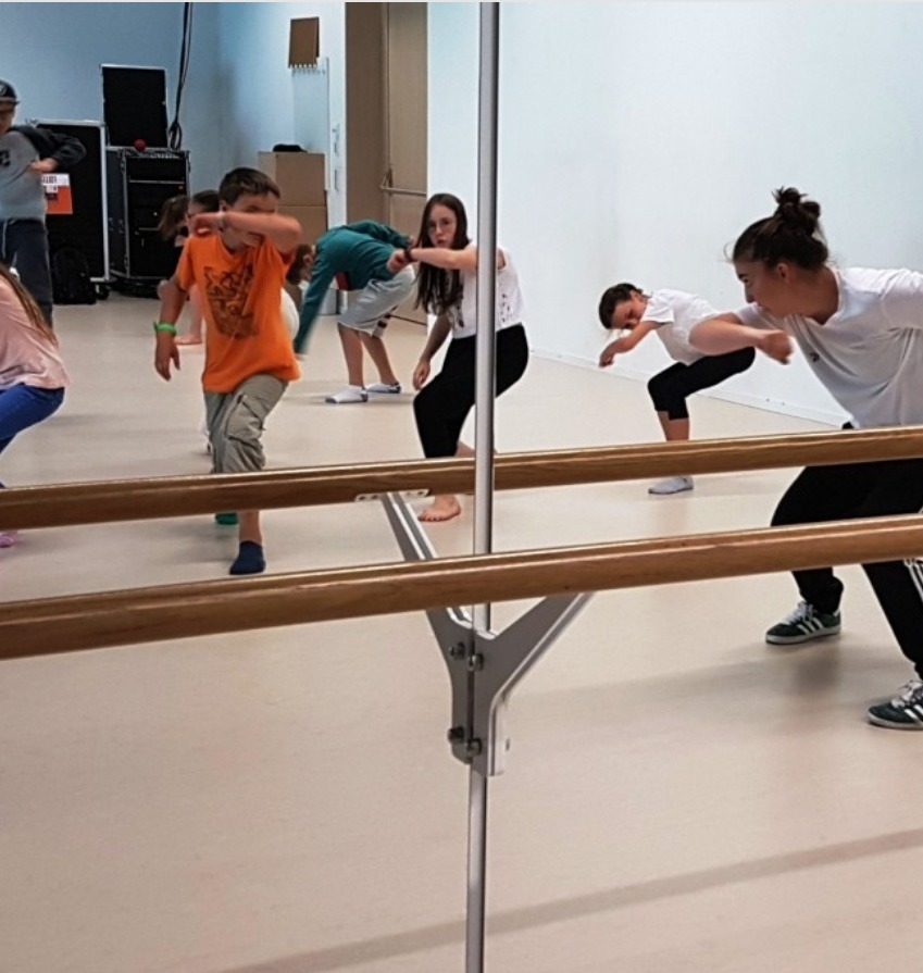 Robotic Dance Moves (H113) Schüler tanzen im professionellen Tanzraum einen robotic tanz – moderne Tanzvermittlung für Schulen.