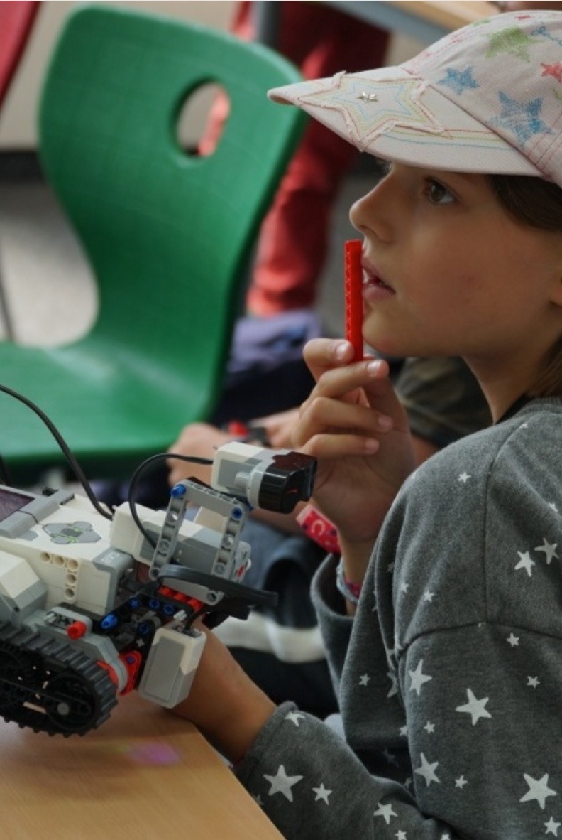 Mädchen beobachtet konzentriert den Unterricht – Tanz als kreative Alternative zur klassischen Lehre.