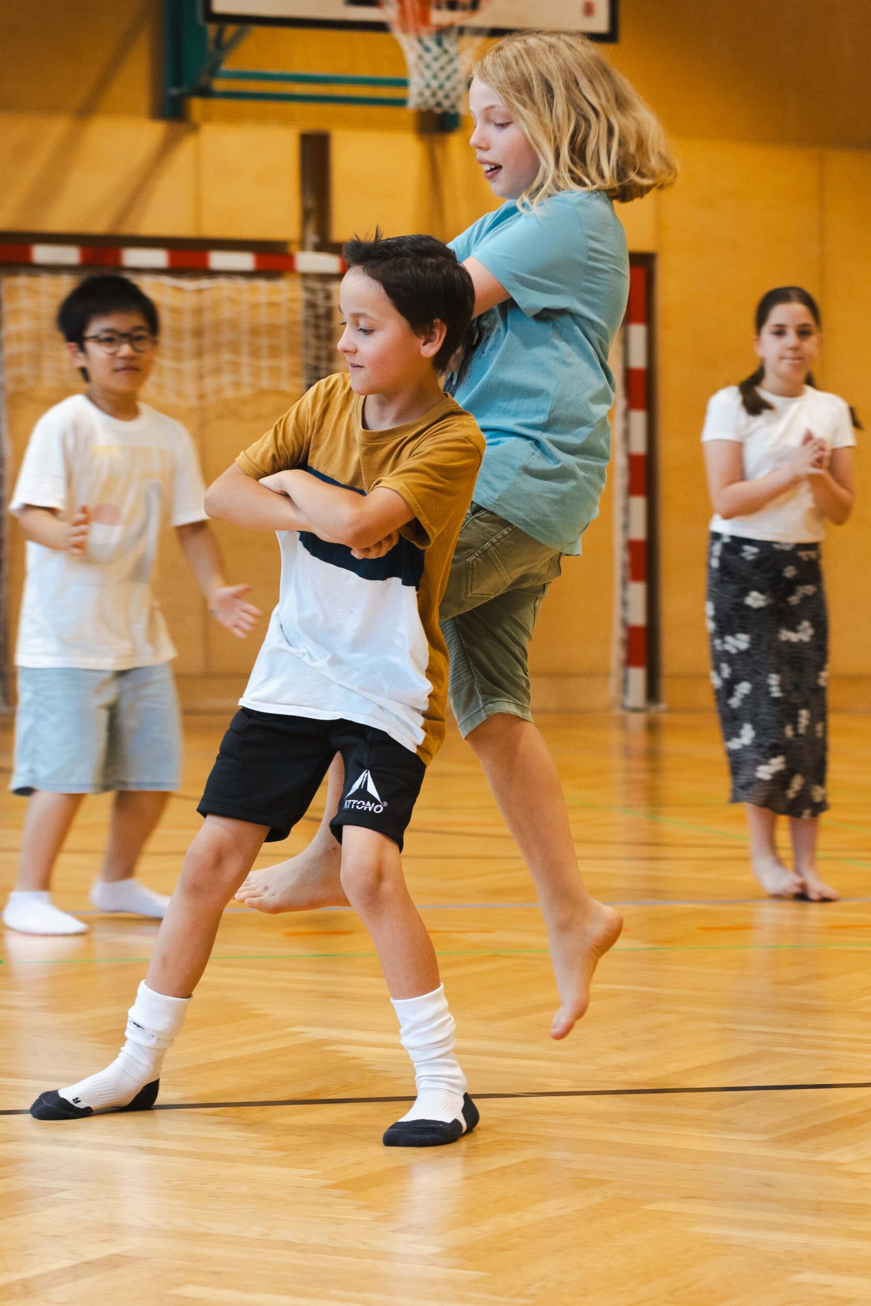 Schüler der VS 3 Wels und des BG Schauerstraße beim gemeinsamen Tanztraining mit groove2grow.