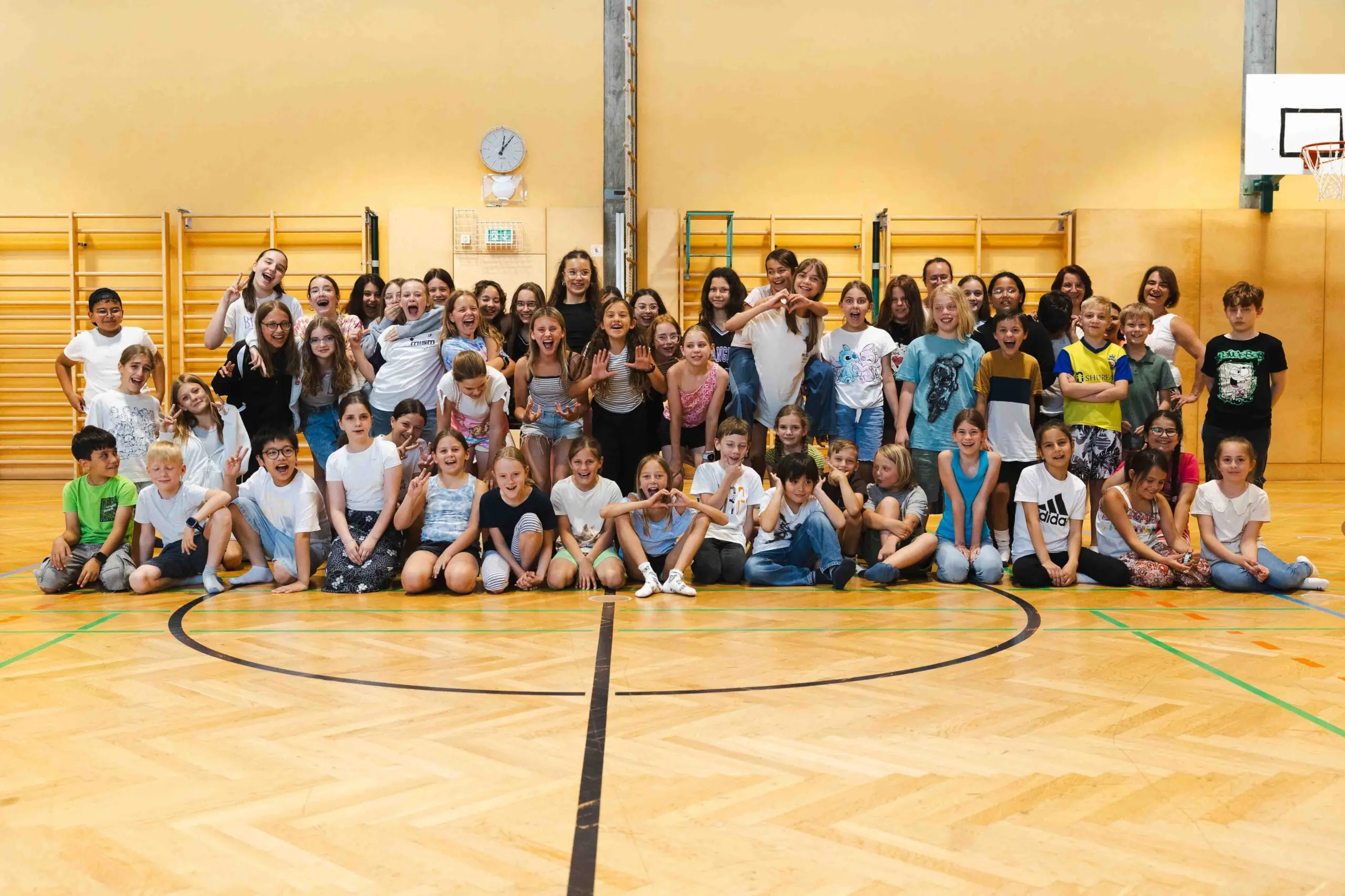 Schüler der Volksschule 3 Wels und des BG Dr. Schauerstraße feiern den Abschluss des groove2grow Tanzprojekts.