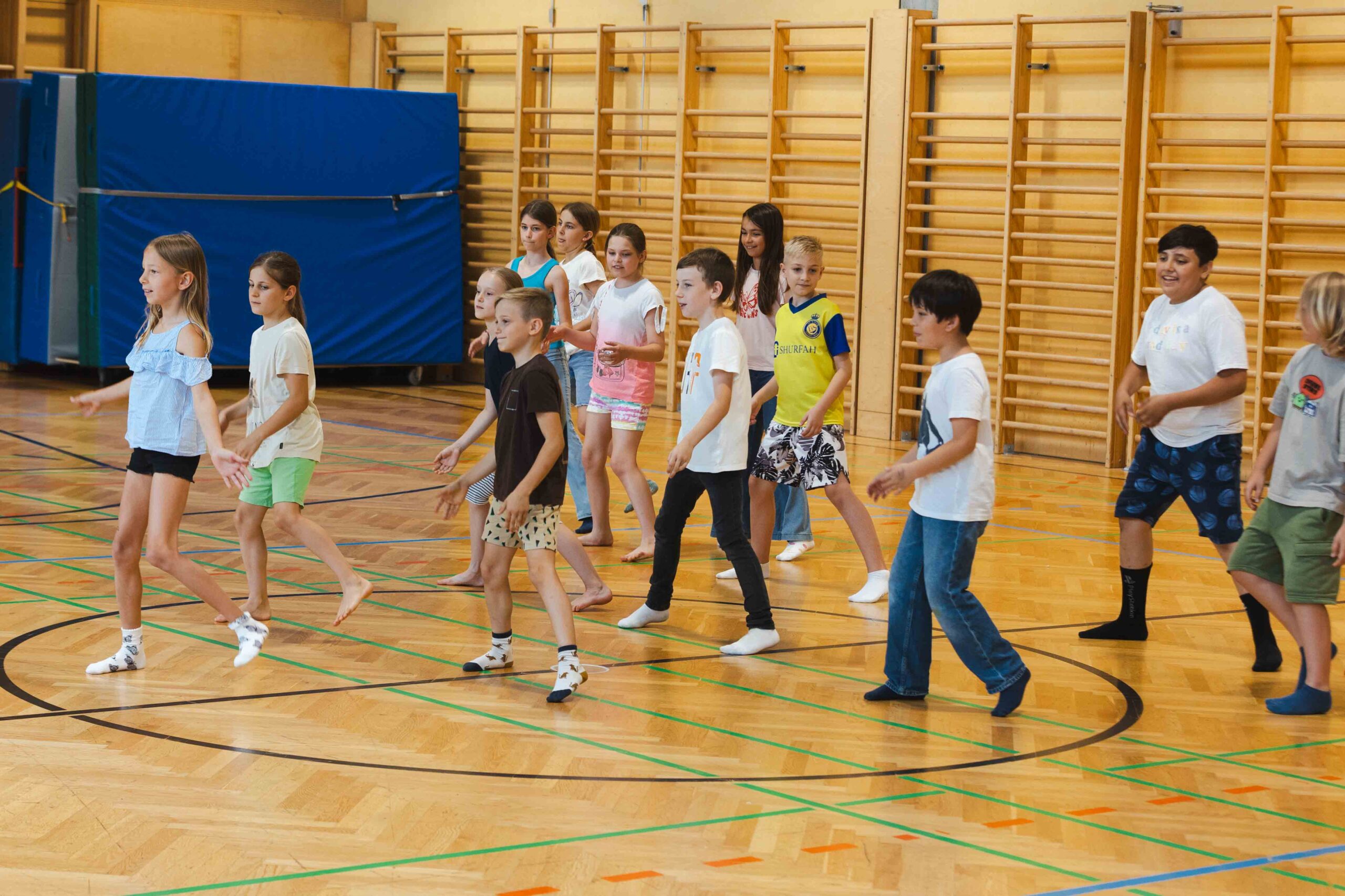 Schülerinnen und Schüler beim Tanzprojekt in Wels