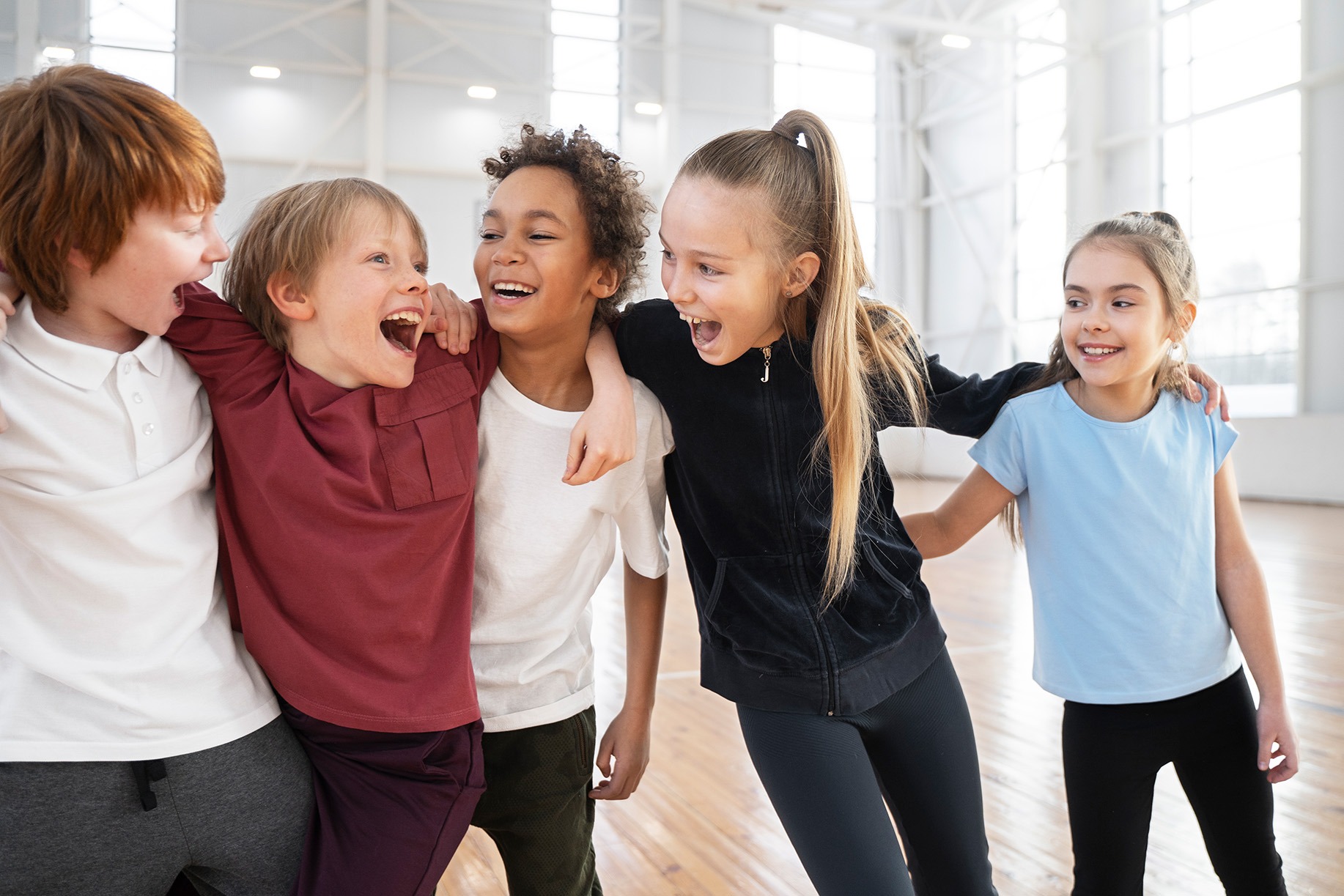 kinder-in-schulde-tanzen-bewegung-rythmus-teambilding